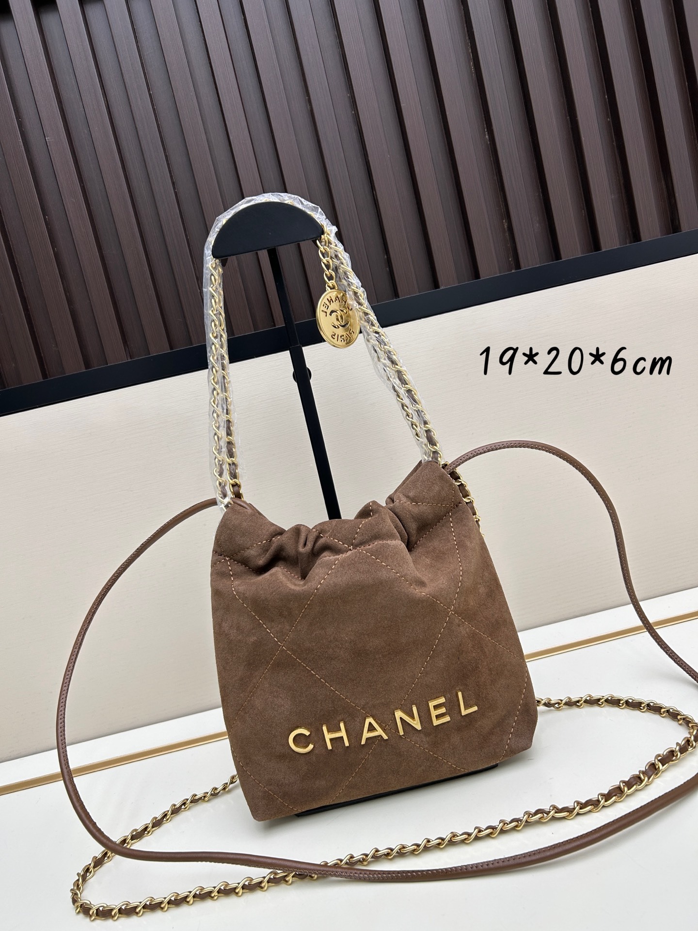 シャネル 22 Bag ミニショッピングバッグ 23S｜アンティーク金扣×秋冬スエード鹿革｜数字命名の「必須爆款」が放つトップクラス人気