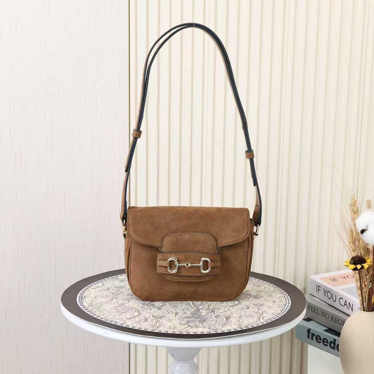 グッチ 2025秋冬 ショルダーバッグ｜Horsebit 1955シリーズ｜馬術スタイル×ブラウンスエード×金調アクセサリー｜三段階隔層×調節可能肩带で叶える秋冬実用美