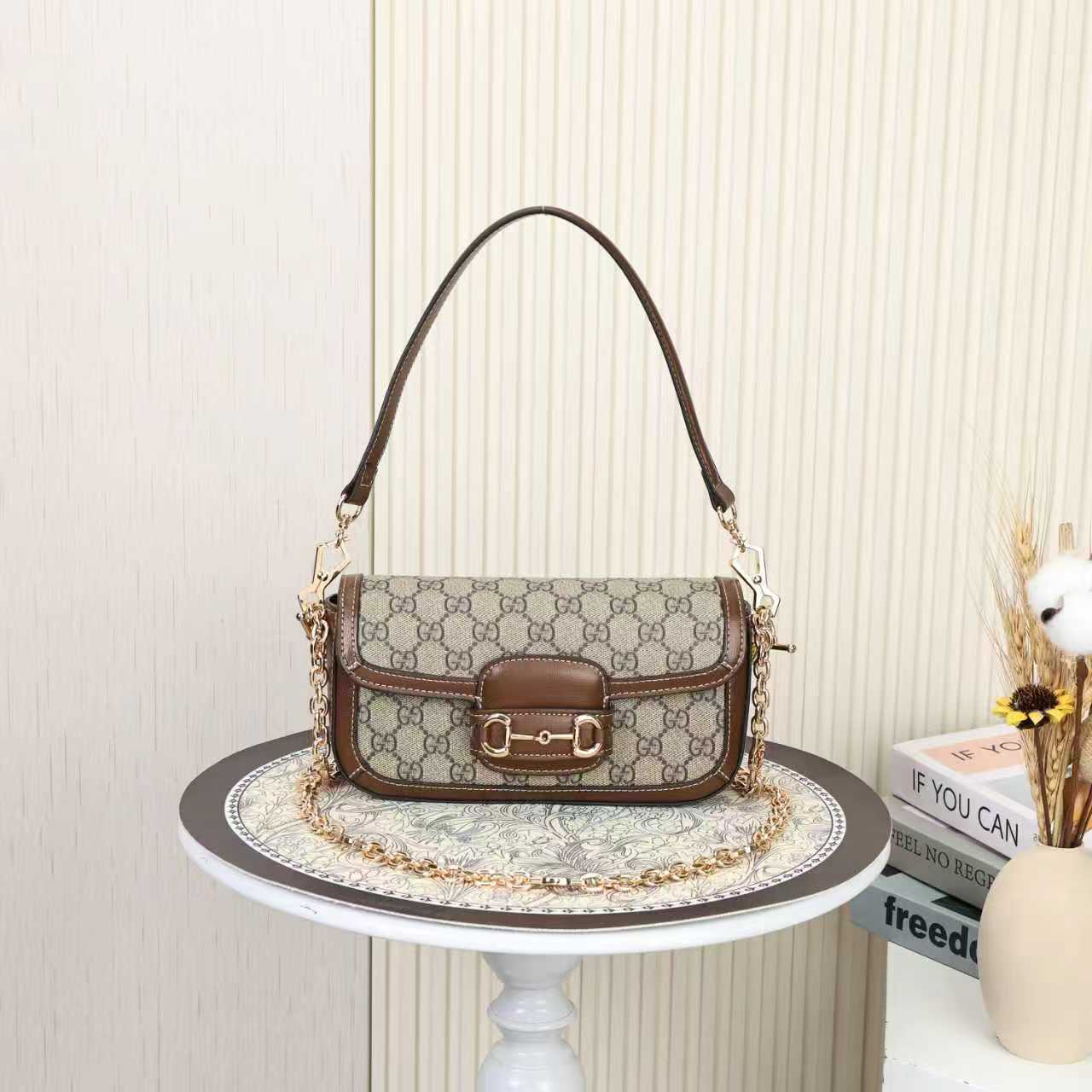 グッチ 2025秋冬 ショルダーバッグ｜Horsebit 1955シリーズ｜馬術スタイル×ブラウンスエード×金調アクセサリー｜三段階隔層×調節可能肩带で叶える秋冬実用美