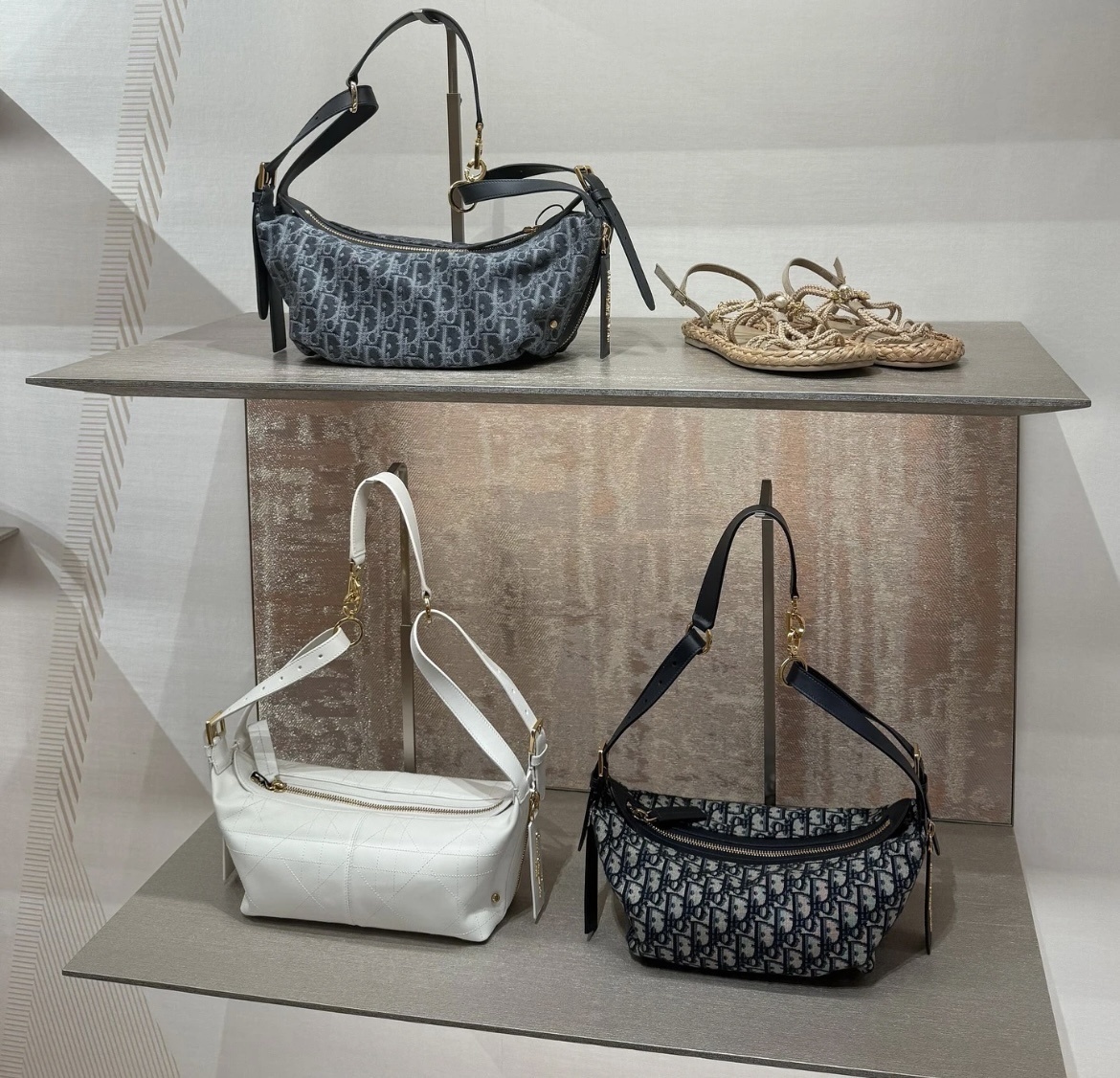 ディオール D-Journey ハンドバッグ｜中号｜ブルーオブリークプリント×水餃子型モダン廓形｜CDフック付き調節可能ハンドル＆ショルダーストラップ