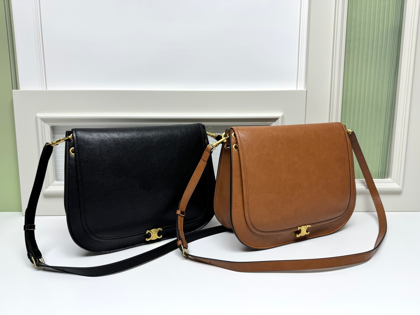 セリーヌ Soft Triomphe Besace ハンドバッグ｜2026春夏新作｜天然粒面光沢羊皮革｜箱型フォルム｜背面ジッパーポケット｜磁気Triomphe留め具｜3WAY背法｜32×7×27cm