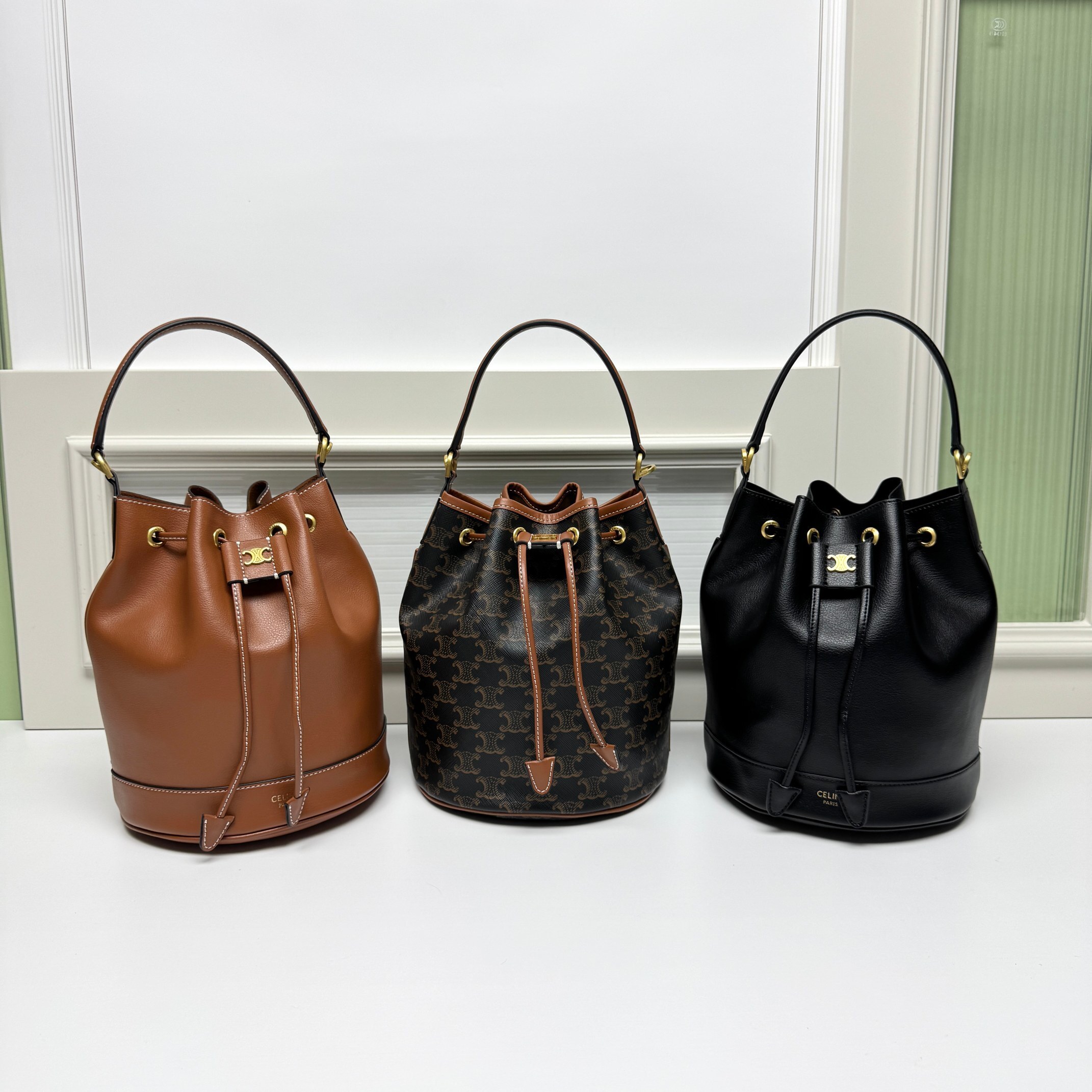 セリーヌ CLARA 抽绳水桶バッグ｜2024新作｜超大容量×紐付き絞り口｜赭石褐トリオンフ（凱旋門）プリント｜手提ち/肩背/クロスボディ｜20(24)×20×24cm