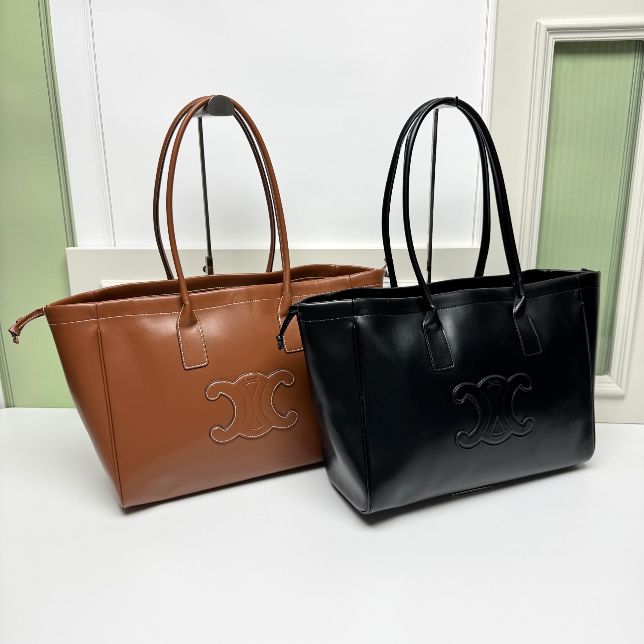 セリーヌ 新作抽绳大ショッピングバッグ｜柔らかい皮革×浮き彫りトリオンフロゴ｜超大容量×手提PC対応｜40×15×29.5cm｜通勤/旅行/ママバッグ百搭｜随意な高級感