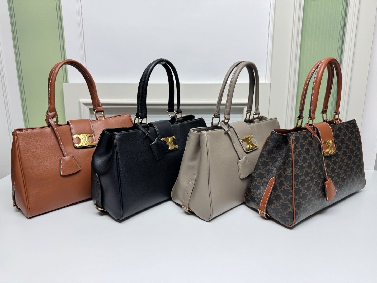 セリーヌ APPOLINE 新作 通勤バッグ｜ノートPC対応×トリオンフ（凱旋門）フラップ｜実用×精巧｜37.5×22×16cm｜通勤バッグの天井級