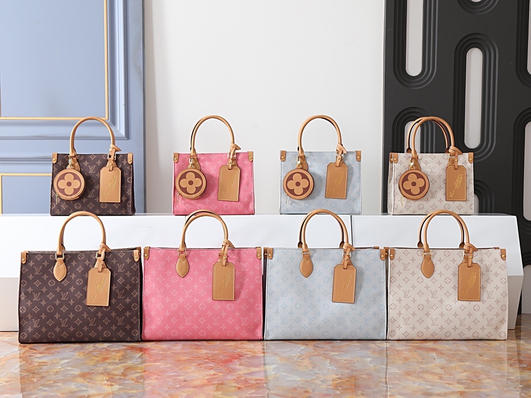 ルイ・ヴィトン Monogram 130周年記念 OnTheGo ミディアムトート｜Monogram Origine Bleu Courrier キャンバス×レザー｜レトロ視点のクラシック再解釈｜牛革ハンドル/ショルダー/アドレスプレート｜35×27×14cm｜可視ストライプ内装×ジッパーポケット