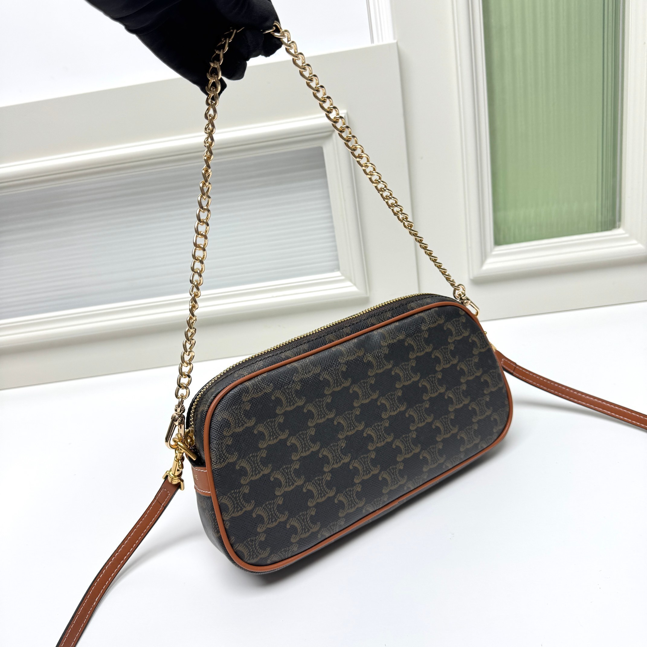 セリーヌ CEチェーンバッグ新作｜MULTIロゴプリント牛革ハンドバッグ｜クラシックモノグラム×皮エッジ｜皮/チェーン2WAYショルダー｜26×6×13cm｜軽量耐造の実用美学