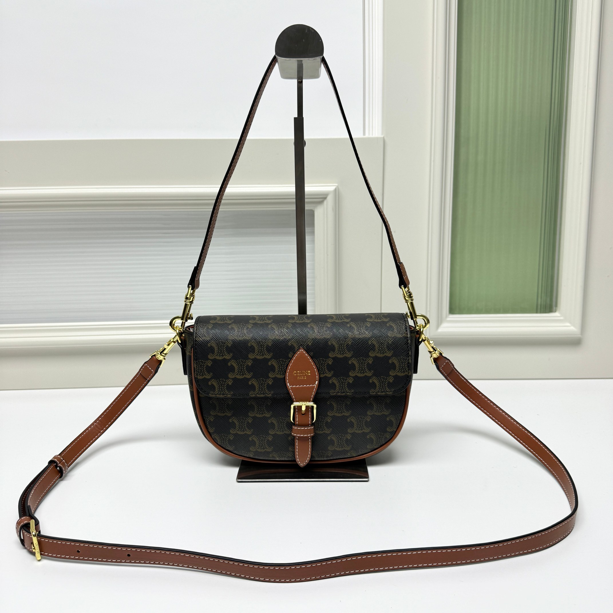 セリーヌ Folco サドルバッグ｜小さな高級叙情・美しすぎる傑作｜クラシックロゴプリント×牛革縁取り｜20×4.5×13cm｜肩背/斜挎双背法｜金色金具のきらめき｜男女兼用の街着万能アイテム