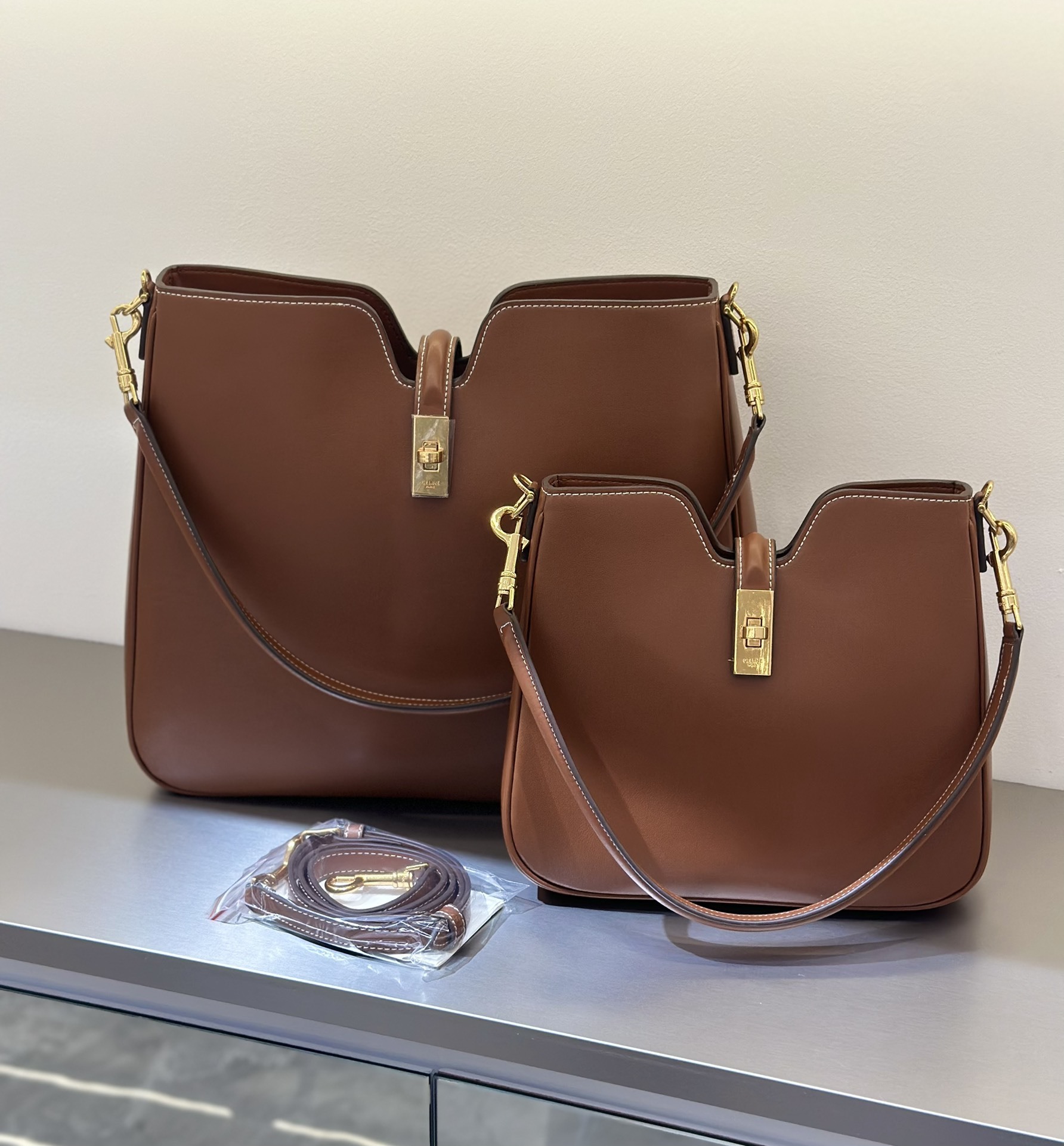 セリーヌ 2025新作 16 Soft ハンドバッグ｜滑らか小牛皮×自然光沢｜双肩带（アンダーアーム/クロスボディ）｜金属旋扭開閉｜大36×29×7cm/小24×21×5cm｜PC収納OK・低調奢华の弛緩感｜新品限定