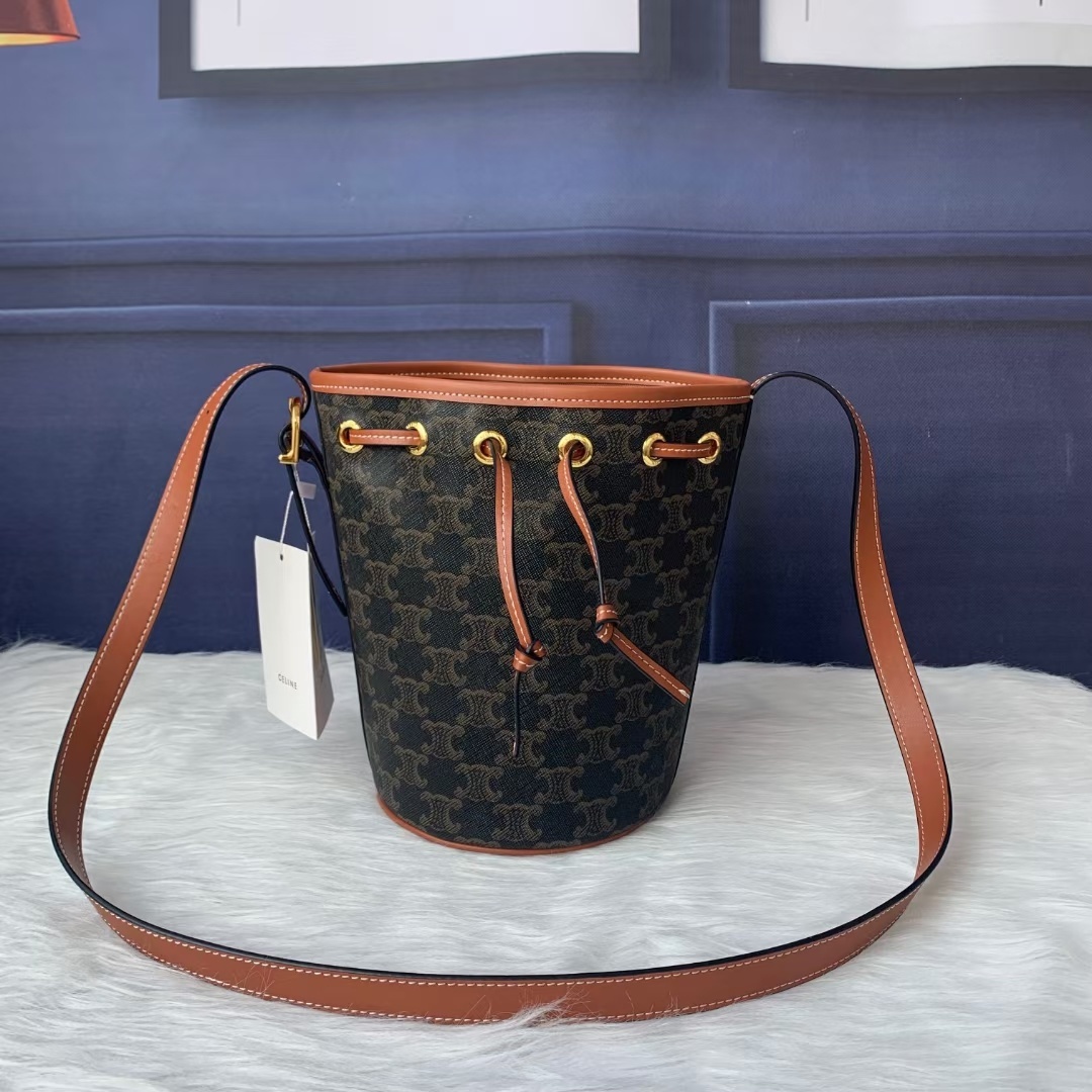 セリーヌ ロゴプリント スモール ドローストリングバッグ｜合成皮革/牛革｜斜め掛け/肩背｜ドローストリング皮革ベルト×調節肩带（50cm）｜14×21×14cm｜静寂美学の迷你万能アイテム