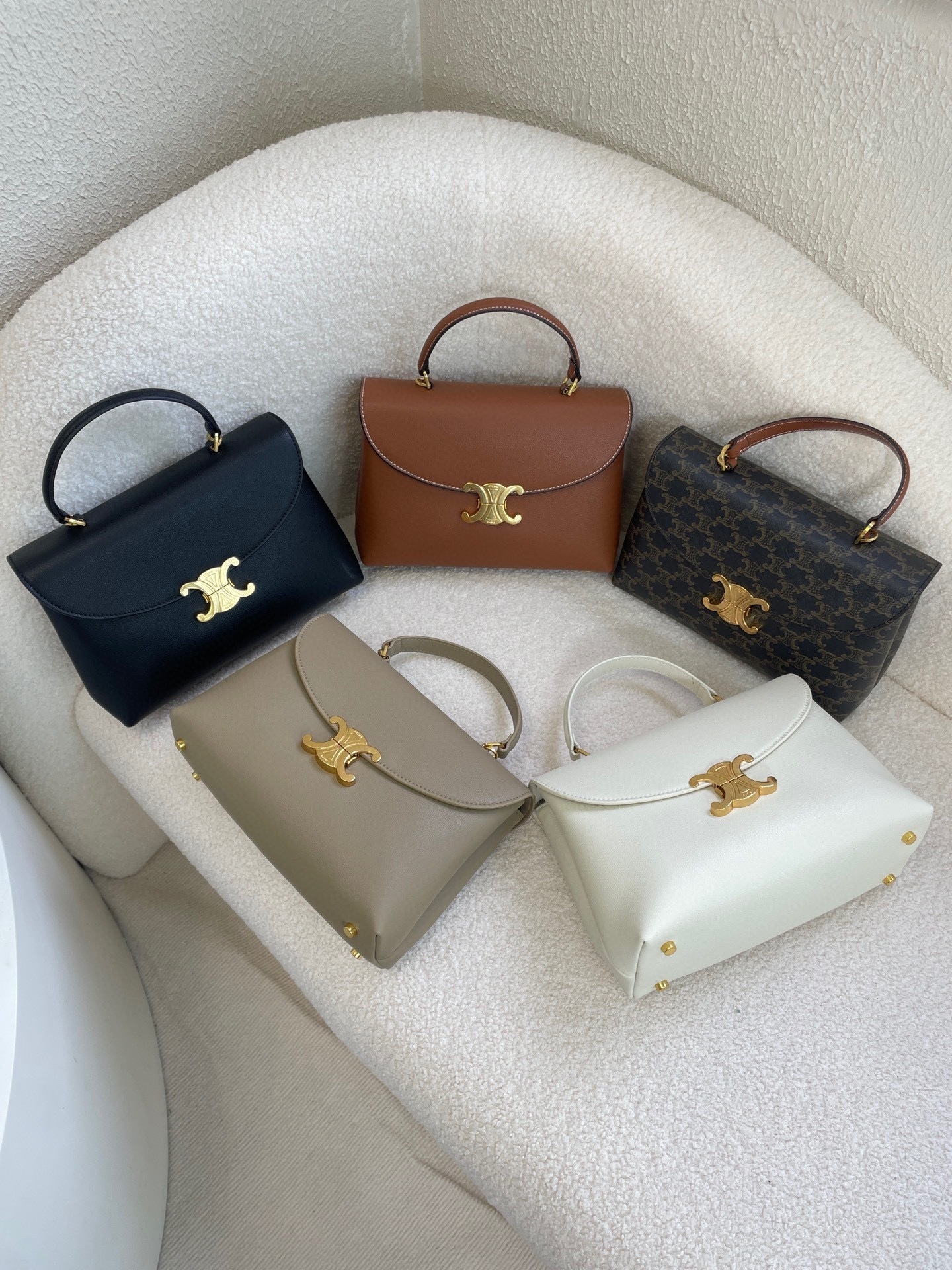 セリーヌ 新作 CE トリオンフ ケリー ハンドバッグ｜新作トリオンフ収納バッグ｜シンプル精緻輪郭×高級感｜ブラック/ブラウン｜25.5×18.5×10cm｜クラシックケリー線条の乾練美学