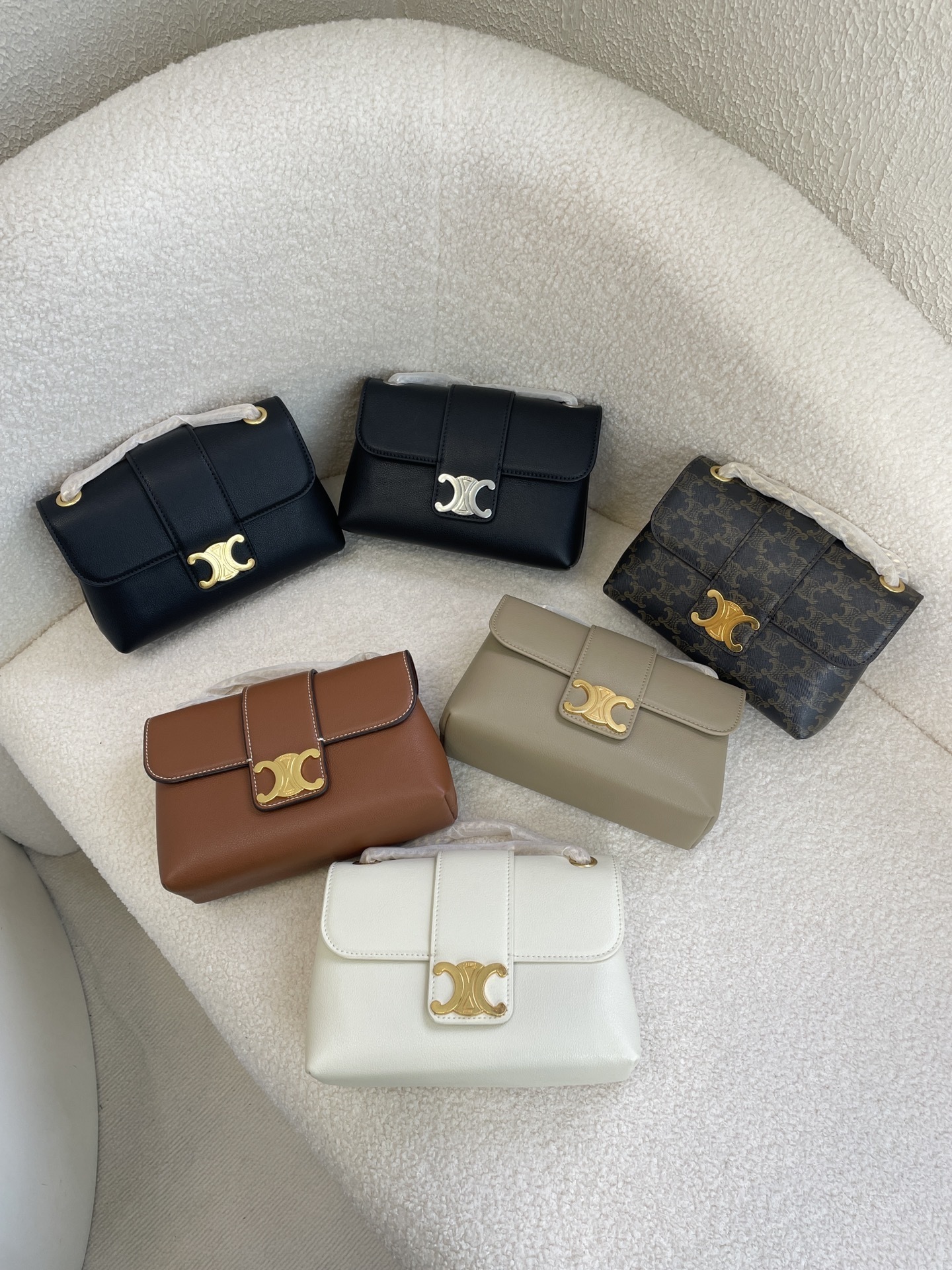 セリーヌ CE TEEN VICTOIRE ハンドバッグ｜2024新作「勝利」ライン｜金属TRIOMPHEロック×チェーンショルダー｜23.5×14×8cm｜大容量・軽量・高級感粒面｜Promax/化粧品対応