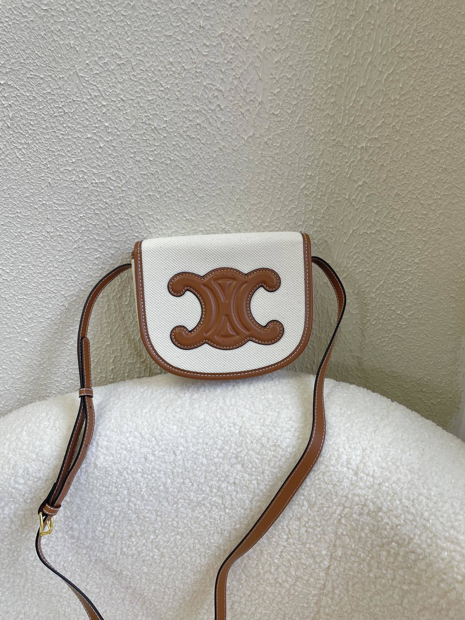 セリーヌ 22S新作 CUIR TRIOMPHE FOLCO ハンドバッグ｜新版サドルバッグ｜TRIOMPHEロゴ×磁吸留め具｜柔らかい牛革（スエード調手触り）｜調節肩带付き｜18.5×15×7cm｜可愛いレトロ・クロスボディ/ショルダー2WAY