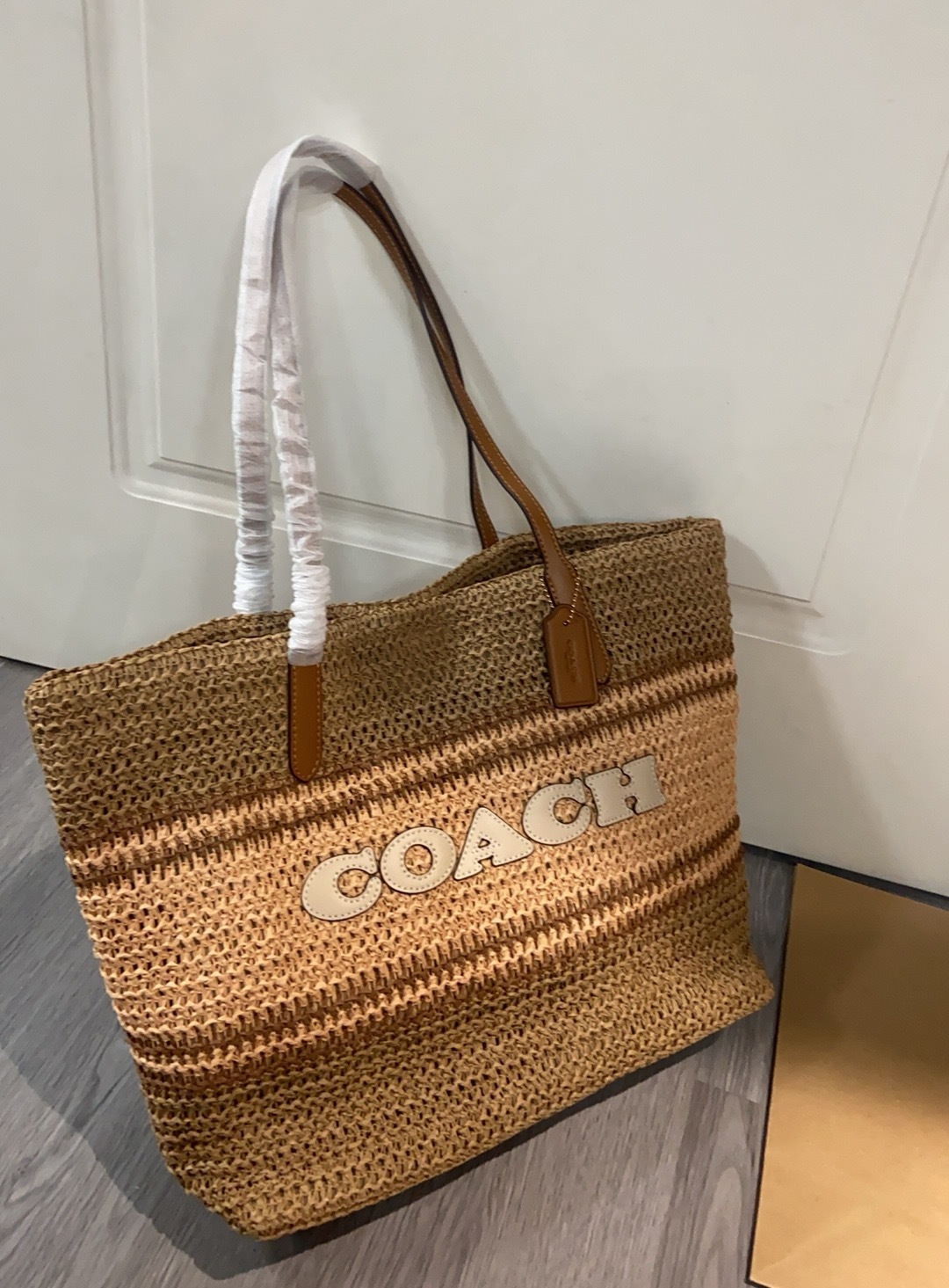 コーチ LMXJ7 新作 ラフィア草 トートバッグ｜編み交差デザイン×3配色｜柔らかい手触り・硬くない草感｜牛革ハンドル付き・34×55×16cm｜整然とした編み目・しなやかな耐久性