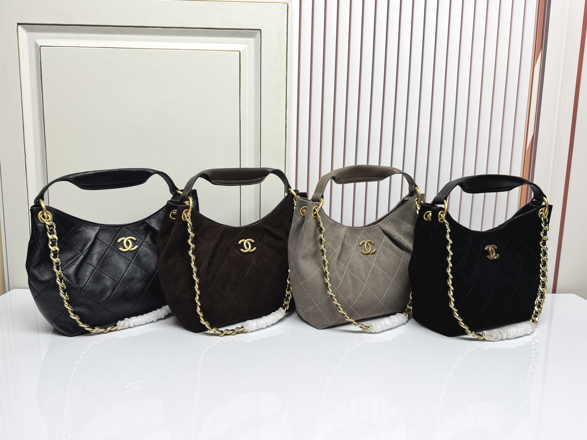 シャネル 26C 早春コレクション｜ヒッピーバッグ（小号）・金属短絨感×ヴィンテージゴールドチェーン｜23.5×31×10cm・高級感溢れる軟らか廓形・実用大容量