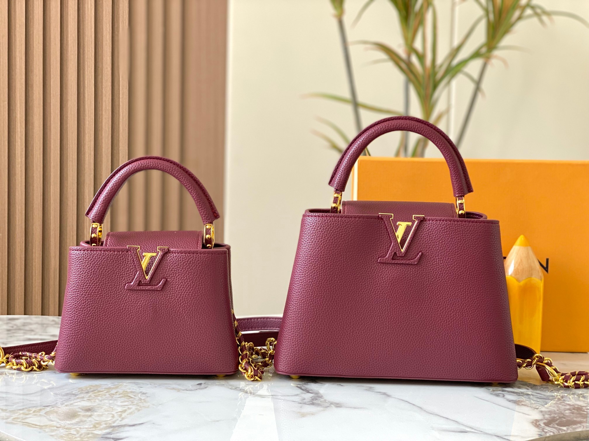 ルイ・ヴィトン Capucines ミニハンドバッグ｜モノグラム花卉ハンドル×全粒面タウリヨンレザー・21×14×8cm・立体LVロゴ・柔美デザイン