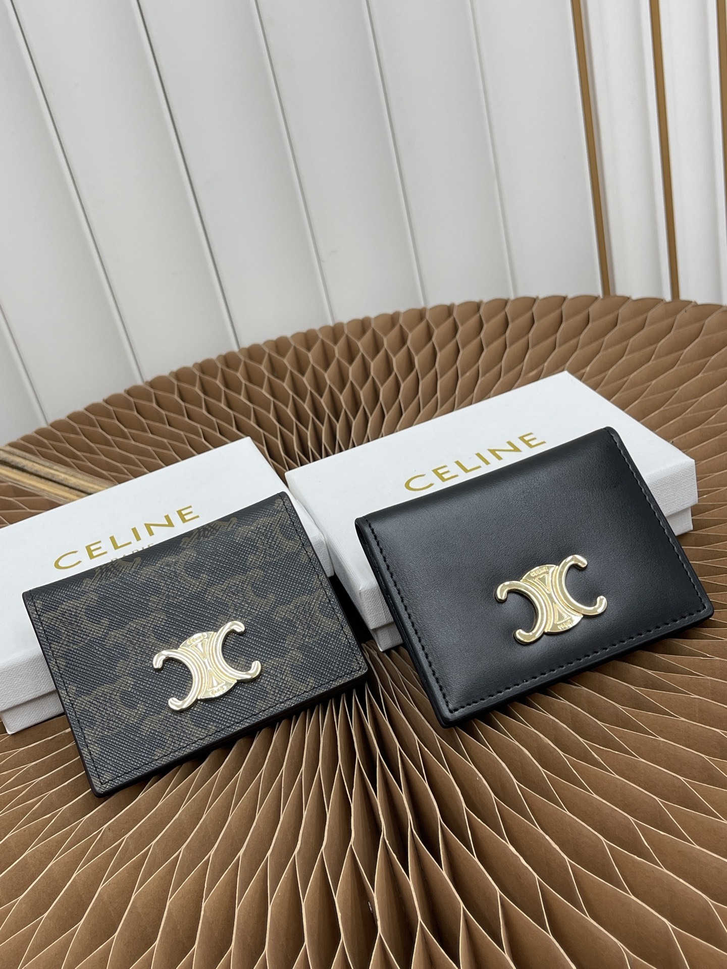 CELINE トライアンフ 二つ折りカードケース｜牛革製 ゴールドメタルTRIOMPHEスナップ留め 4カードスロット＆2フラットポケット付き