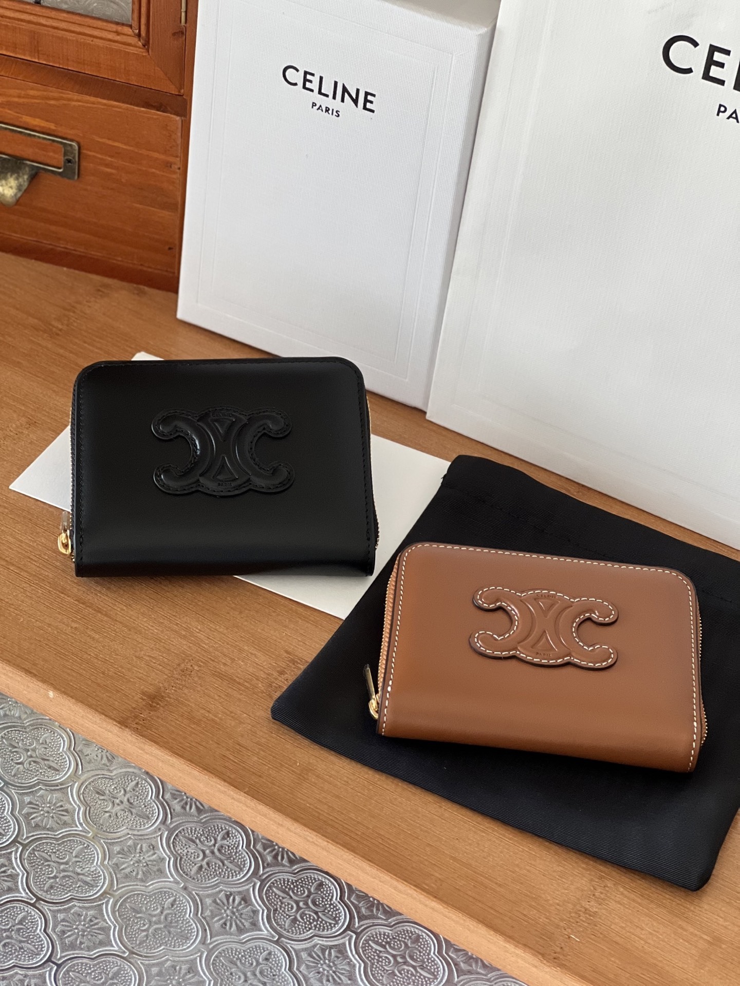 CELINE TRIOMPHE ショートジッパーウォレット｜ 牛革製 6カードスロット＆2コーナーポケット付き（11×8.5×2cm）