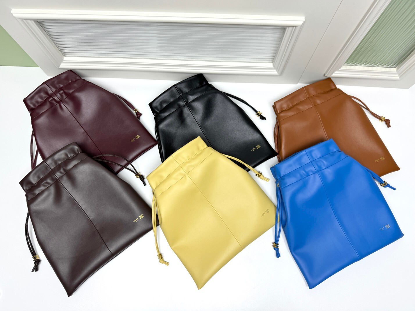 メインタイトル：​ セリーヌ 福袋型バッグ ドローストリングデザイン ソフトラムレザー トリオンフロゴ 隠しデティール