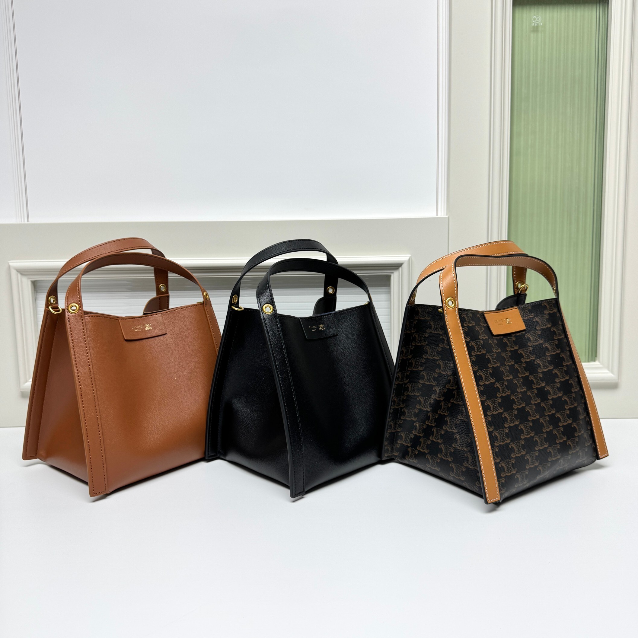 CELINE 2024新作CUBOバッグ 四角形のモダンデザインにトリオンフモノグラム&ゴールドトーンメタルを採用