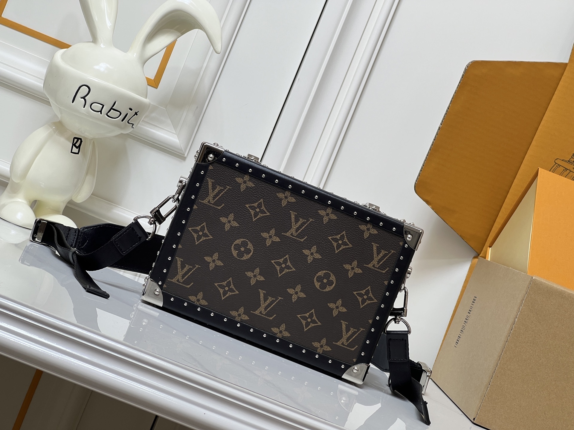 ルイ・ヴィトン Clutch Box 小硬箱：モノグラムが蘇る19世紀の美意識