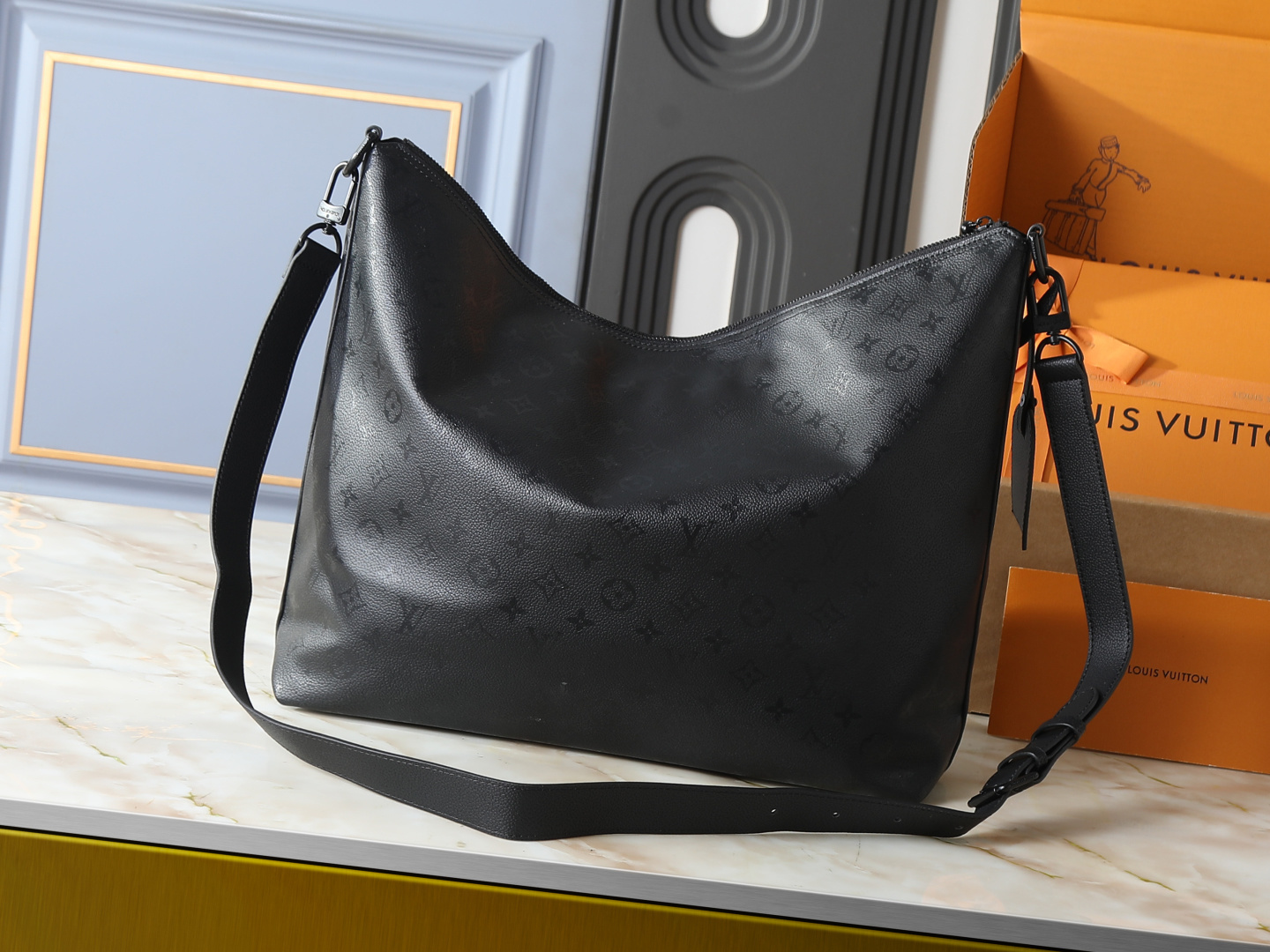 ルイ・ヴィトン Vagabond Hobo：モノグラムコーティングキャンバスと牛革の調和、自由な背負い方を提案