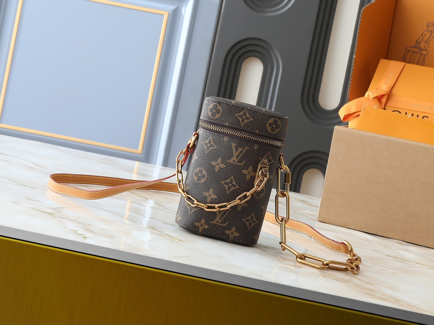 ルイ・ヴィトン Phone Box：モノグラム帆布×ゴールドチェーンで、新世代のマルチタスクバッグを提案