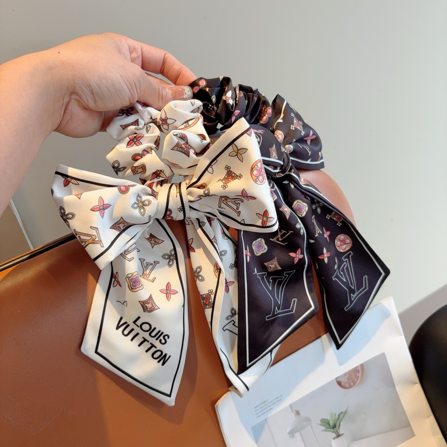ルイ・ヴィトン モノグラム バタフライリボンポニーテールヘアバンド 韩国風高級ヘアゴム クラシックフラワーデザイン 优雅名媛スタイル