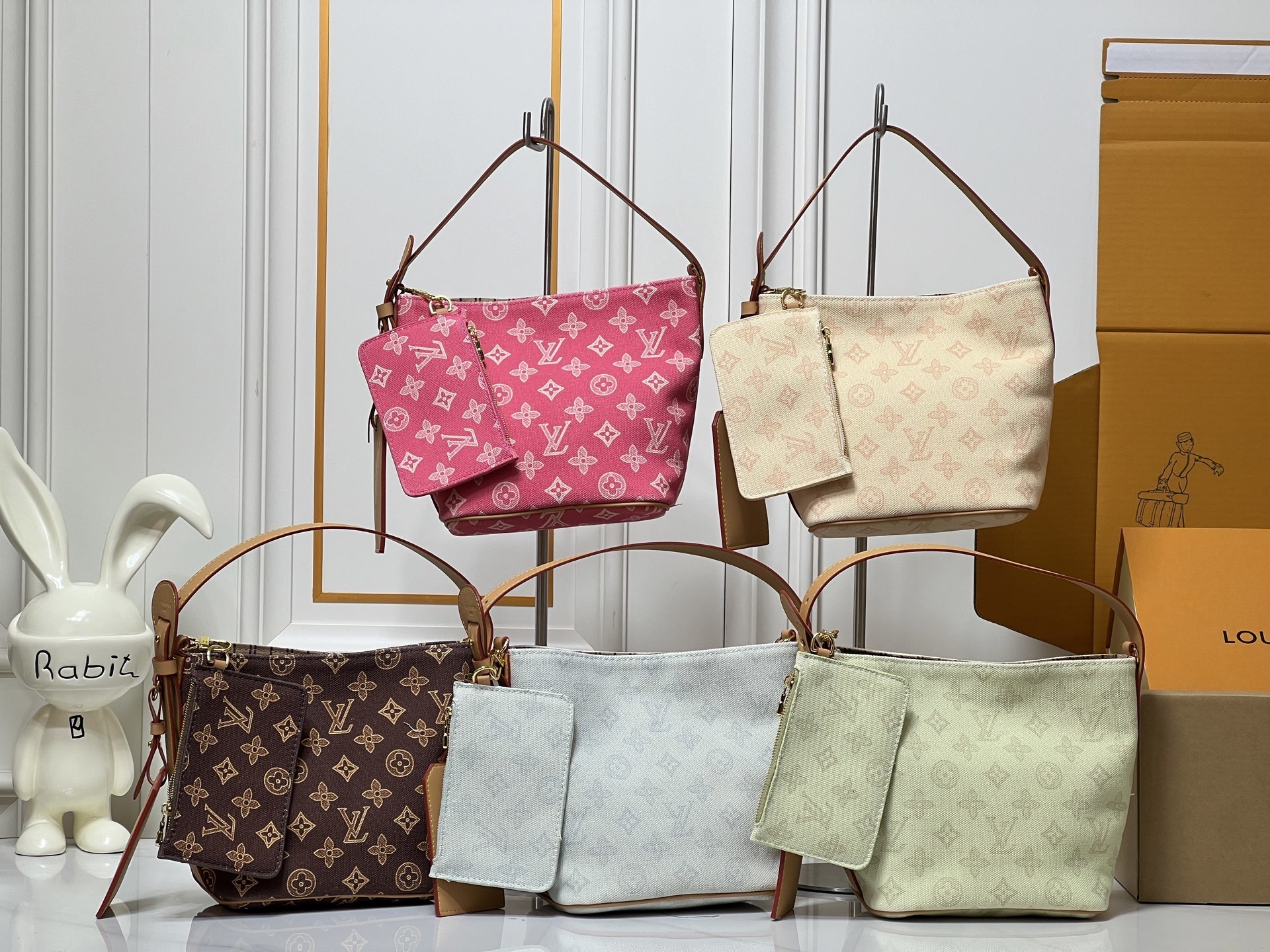 ルイ・ヴィトン「オール・イン BB モノグラム」：牛革×光沢メタルの洗練デザイン、伝統のトラベルスピリットと多機能性を融合