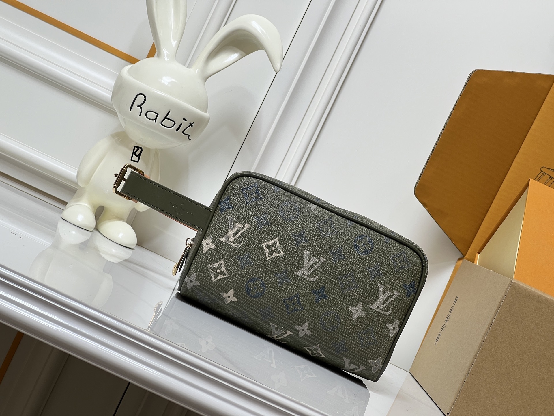 ルイ・ヴィトン「ロッカー・ドップキット カーキグリーン」：モノグラムサープラス帆布×ファレル・ウィリアムズの迷彩デザイン