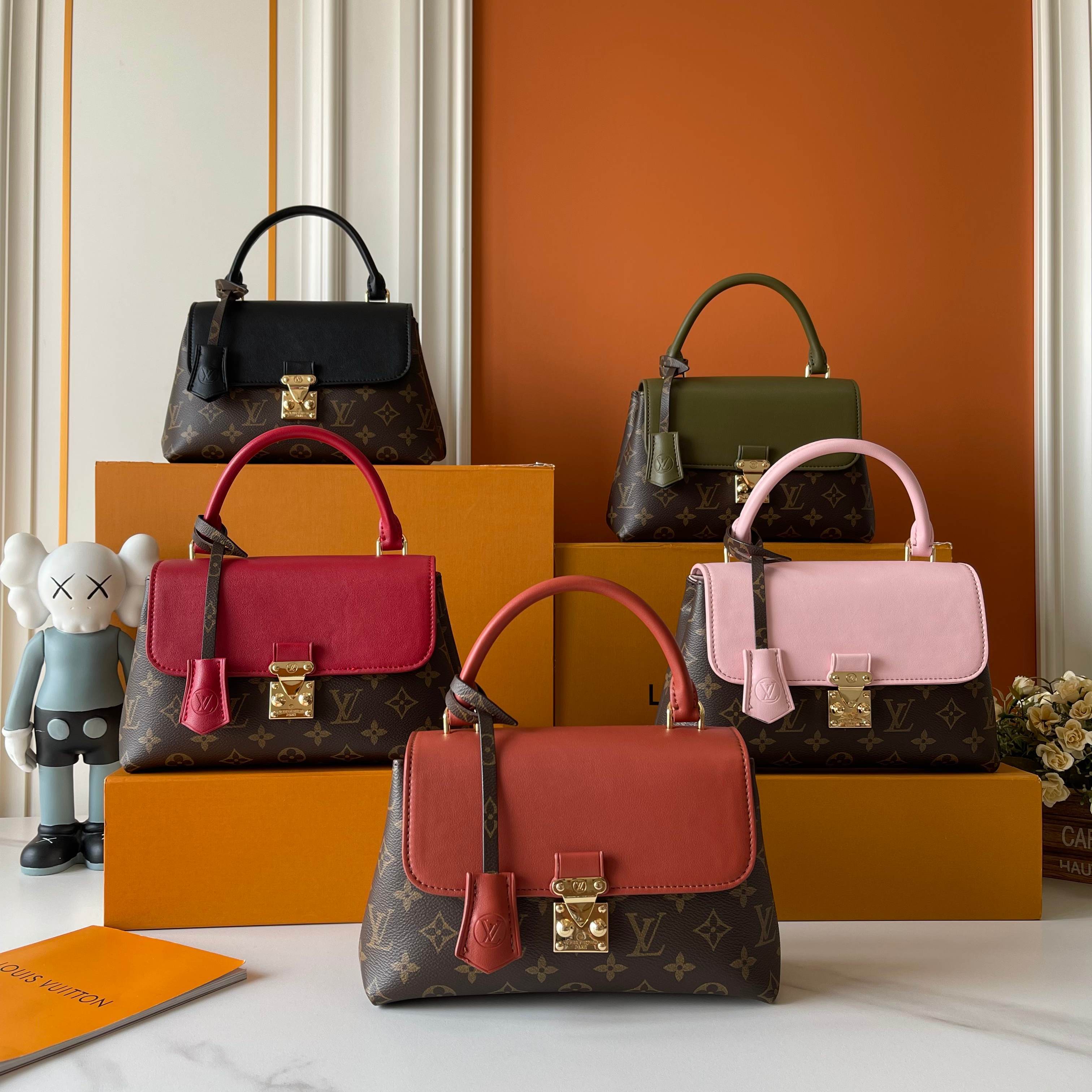 ルイ・ヴィトン「メイドレーン BB モノグラム」：伝統のS-lockロックと皮革アクセント、実用性とエレガンスの融合