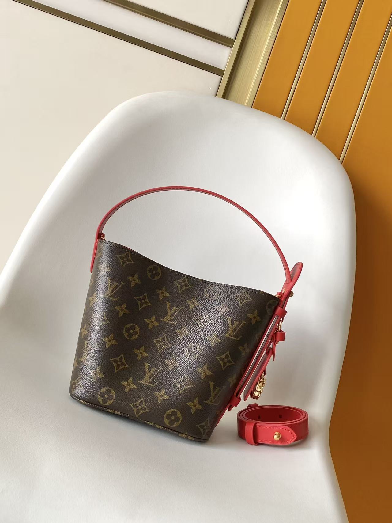 ルイ・ヴィトン「オール・イン BB ルノー・イヤー」：新春を祝うモノグラム帆布、華やかな内装と多機能デザイン