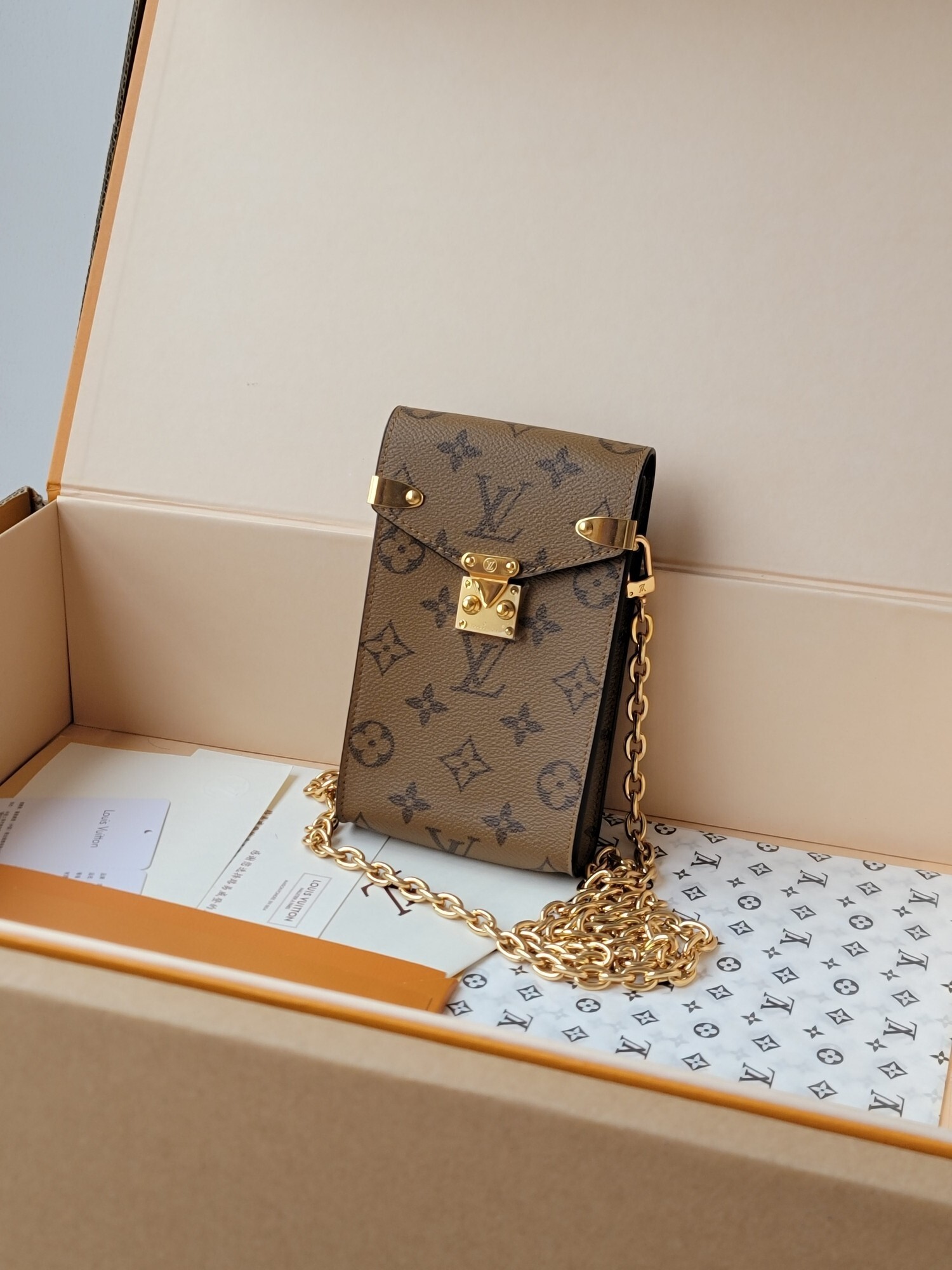 ルイ・ヴィトン「メティス PM ポシェット」：伝統のトランク技術が息づくモノグラム帆布の逸品、S-lockロックとチェーンで魅せる洗練