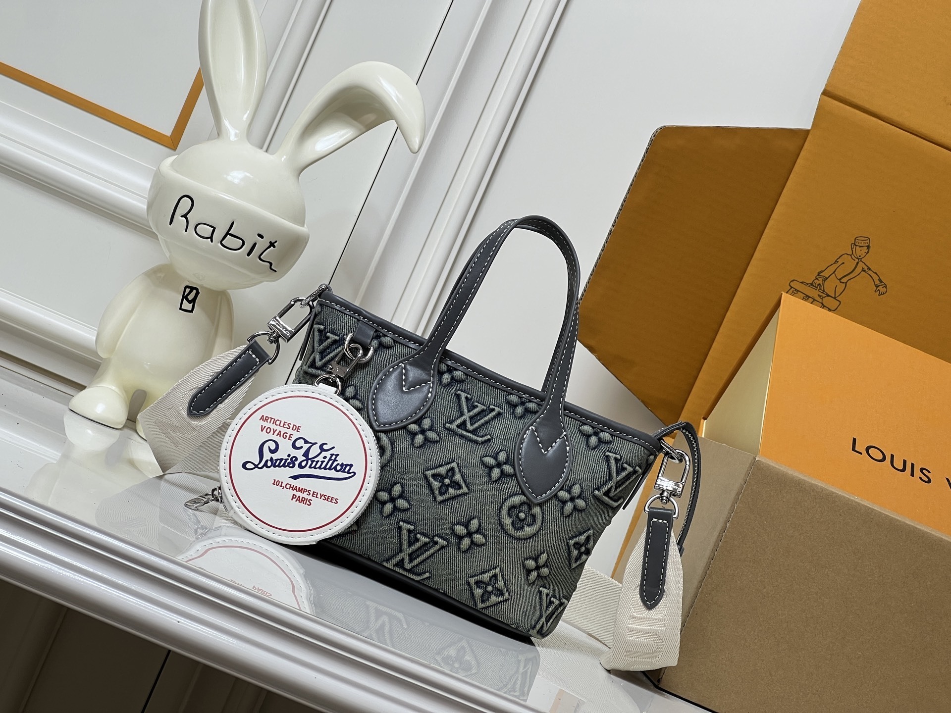 ルイ・ヴィトン「BB バッグ デニム・レリーフ ネヴァーフル」：アーカイブの記憶を宿すリネンライナーとデタッチャブル・ポーチ