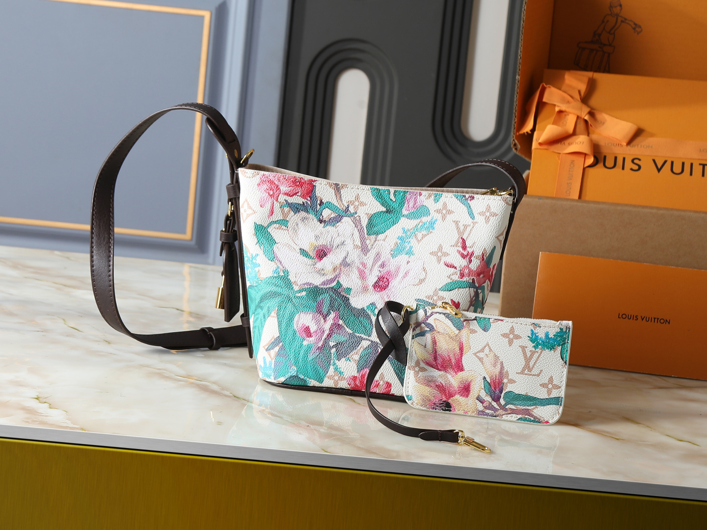 ルイ・ヴィトン「オール・イン BB モノグラム・エデン」：咲き誇る花々が舞うモノグラム・デューン、春の気配を運ぶバケツ型バッグ