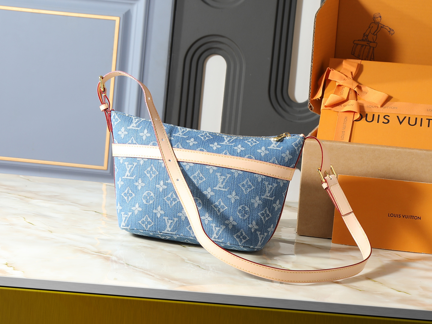 ルイ・ヴィトン「クルーザー トイレタリーポーチ モノグラム デニム」：1930年代の旅の精神を宿す、気取らないエレガンス