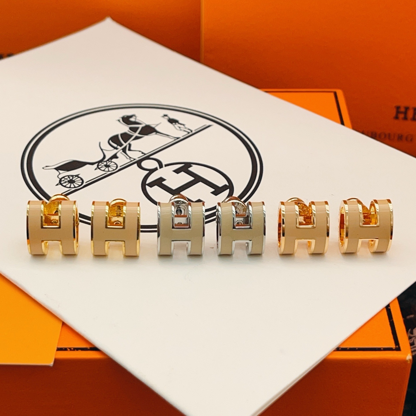 【Hermès エルメス】H モチーフ エナメル スタッズ イヤリング イエロー × ゴールド | ビッグサイズ | 高級真鍮製 | 今季推しアイテム