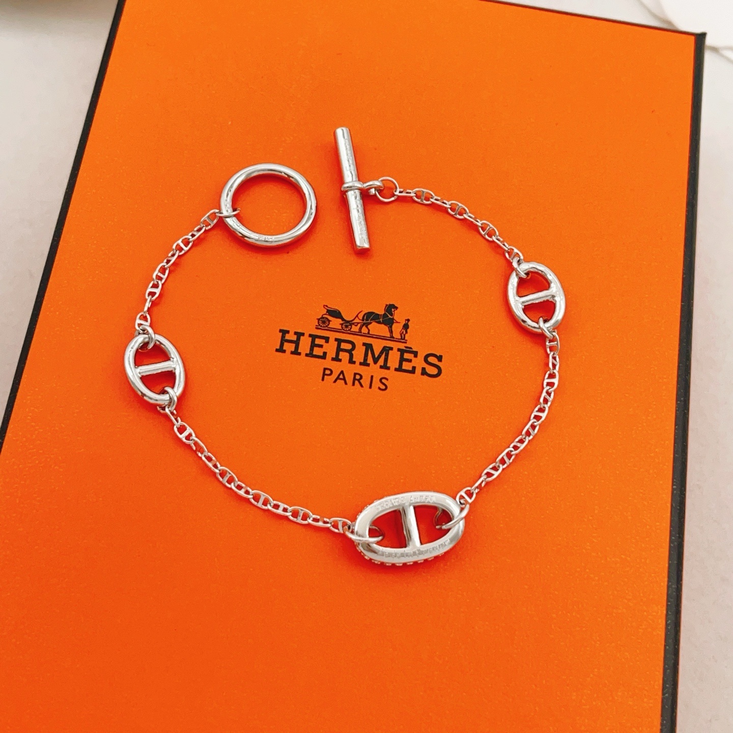 Hermès エルメス】最新作 ピッグノーズ ブレスレット【シルバー×ラインストーン】 ｜高級真鍮製｜インスタ映え・SNS映え必至｜今季推しアイテム