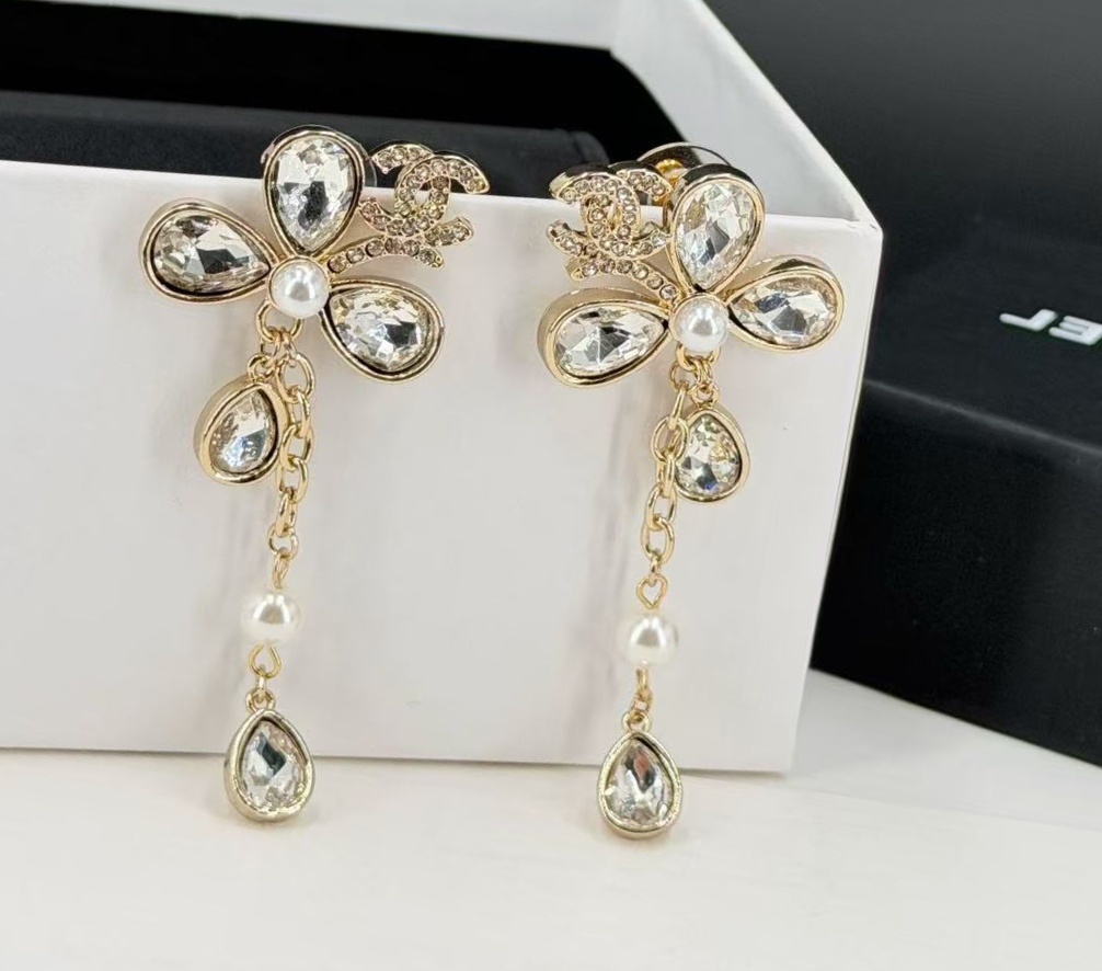 CHANEL 26P 新作 イヤリング | スワロフスキー ドロップ クローバー パール | シャンパンゴールド 花モチーフ フェミニン クール