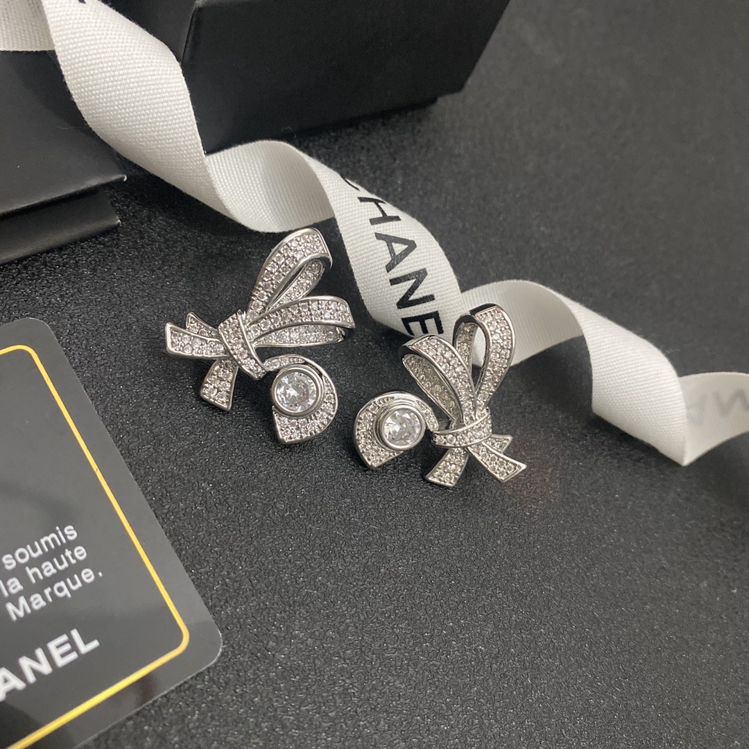 CHANEL 26A 新作 イヤリング | スワロフスキー リボン ドロップ フルダイヤ | 小紅書で話題 有名人着用 真鍮製 上品 レディース