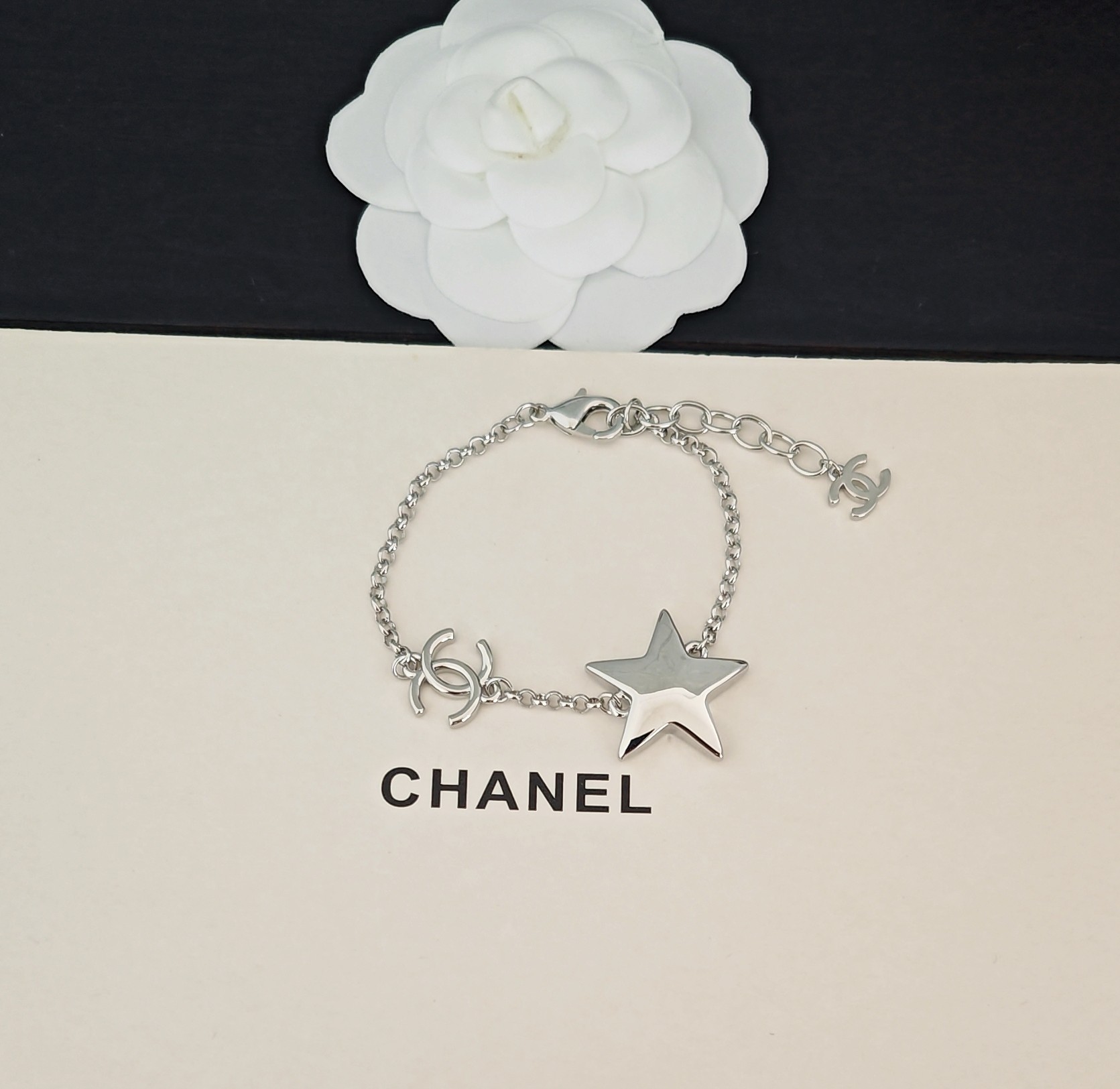 【CHANEL】シャネル ブレスレット 最新作 ペントグラム 五角星 ゴールド 真鍮 ポリッシュ仕上げ 正規品同等