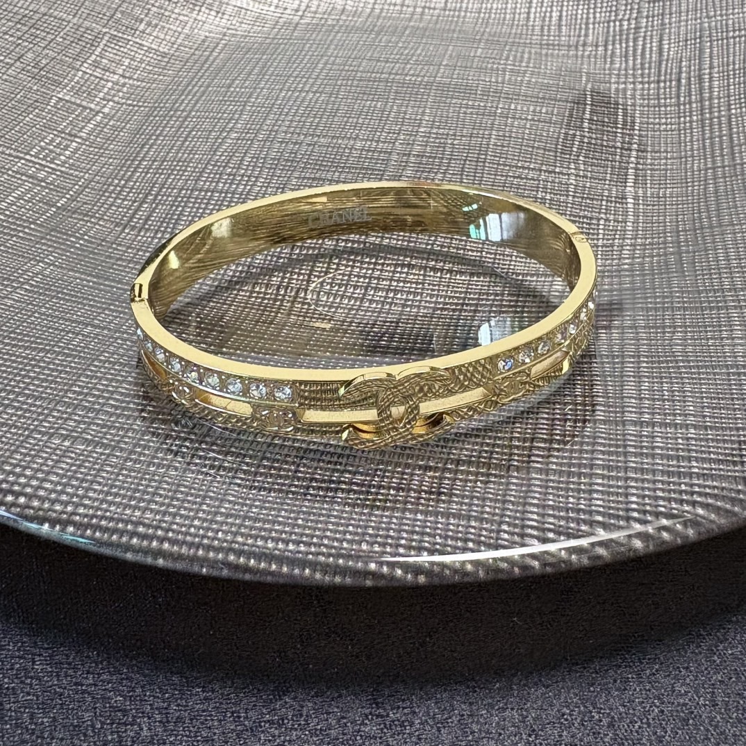 【CHANEL】シャネル ブレスレット 新作 ダブルC ラインストーン ゴールド ヴィンテージ風 レディース