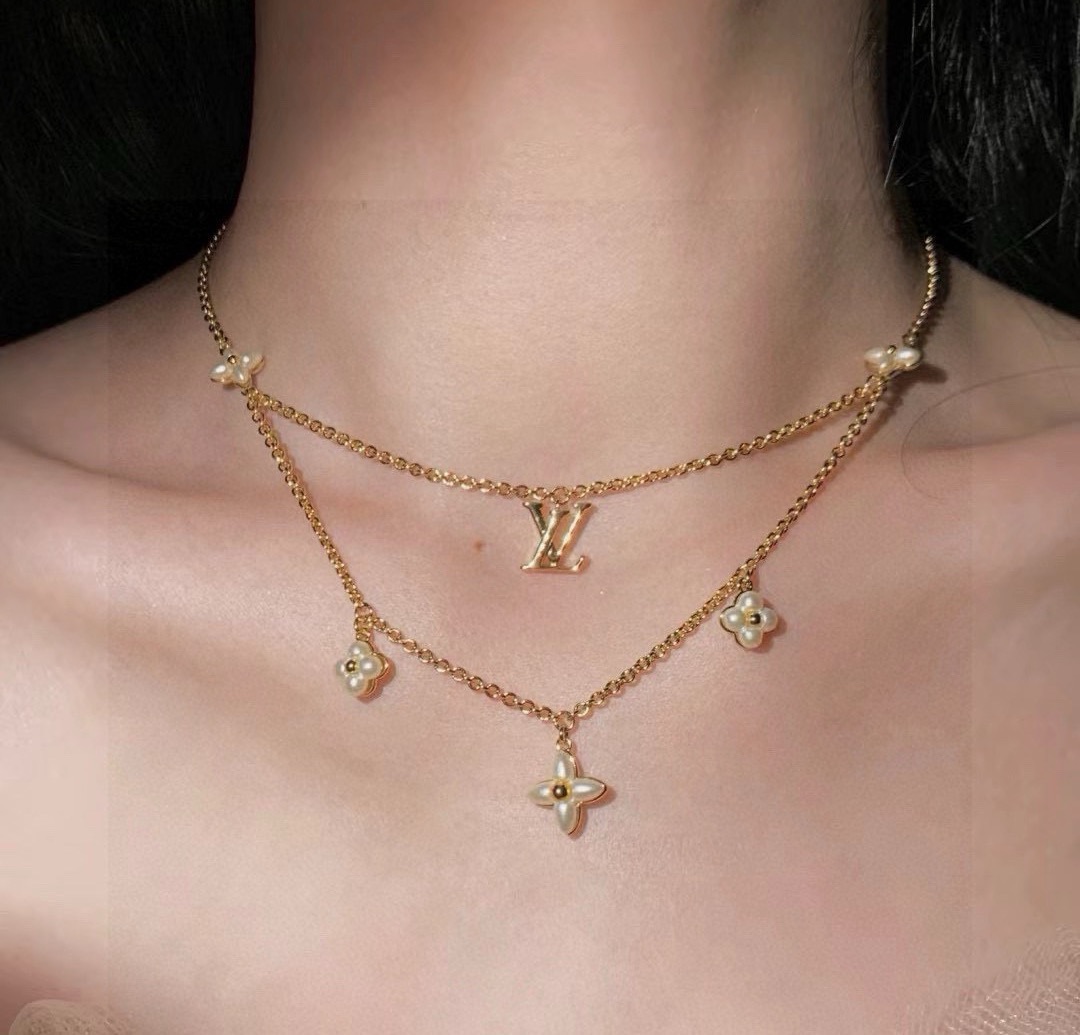 【LOUIS VUITTON】ルイ・ヴィトン ネックレス アルファベット ゴールド 芸能人愛用 定番 レディース
