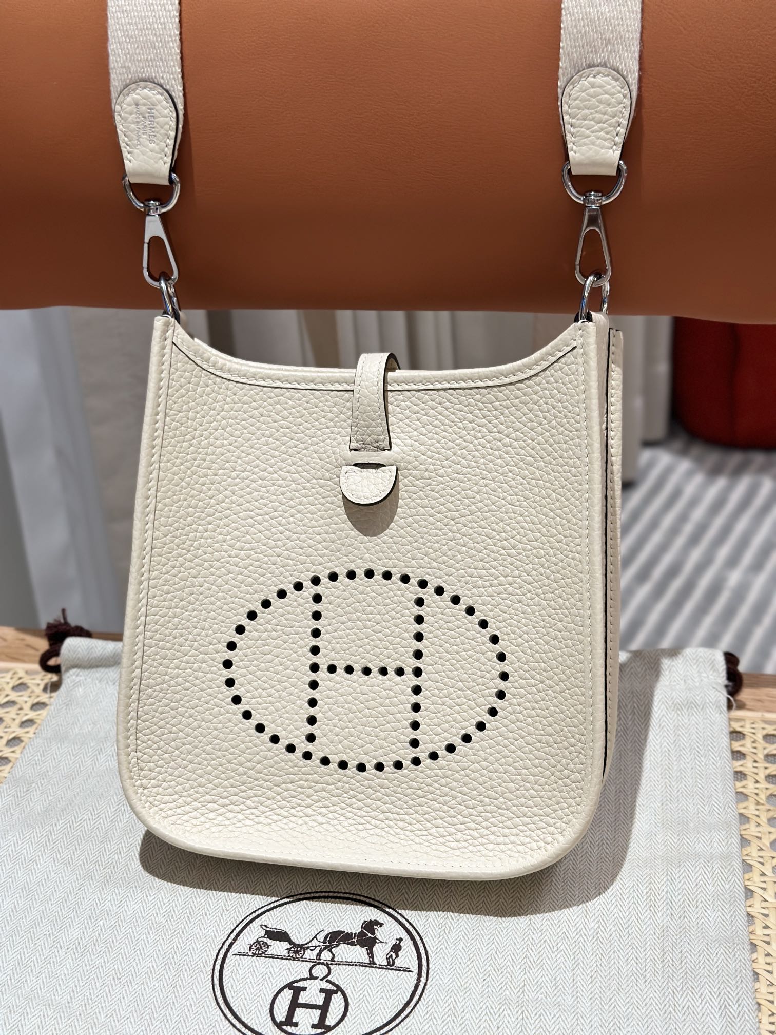 ✨HERMÈS ミニ・エヴリーヌ クリームホワイト ～エルメス職人の最高技が光るコンパクトバッグ～