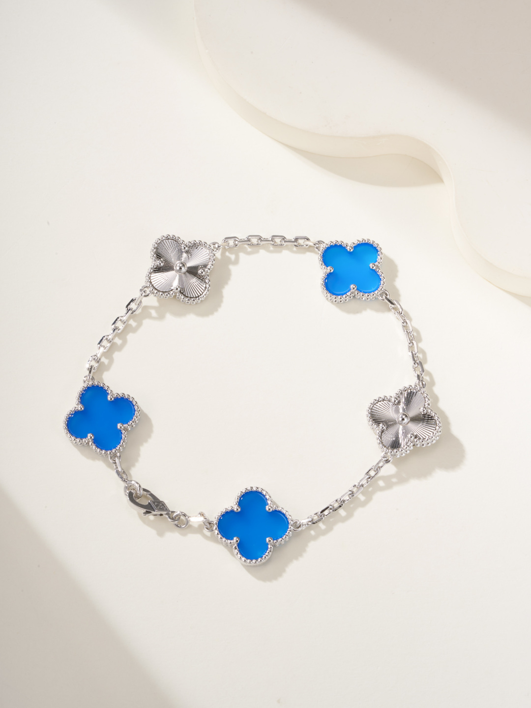 【Van Cleef & Arpels】アルハンブラ ペリドット 5花モチーフ ブレスレット｜不朽の名作、幸運を宿す洗練された輝き
