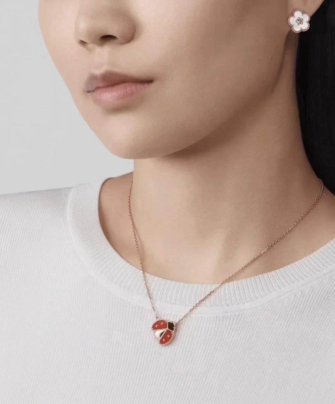 【Van Cleef & Arpels】ラッキー テントウムシ ネックレス｜夏を彩る可憐で愛らしいチャーム