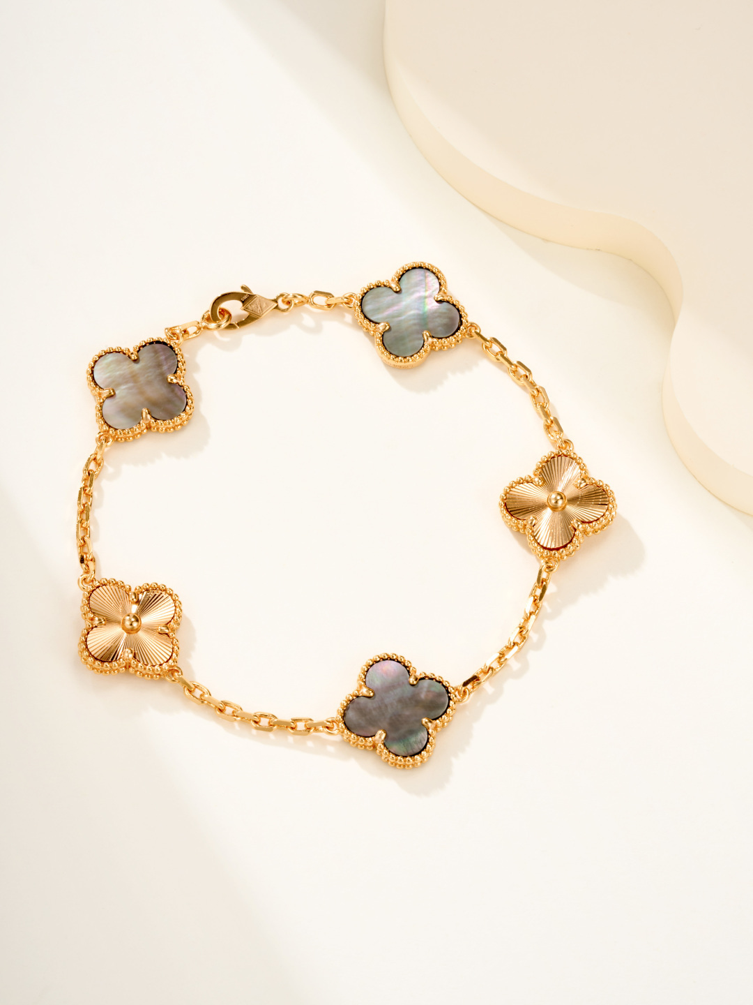 【Van Cleef & Arpels】アルハンブラ 5花モチーフ ブレスレット｜グレーマザーオブパール＆カット・ワーク