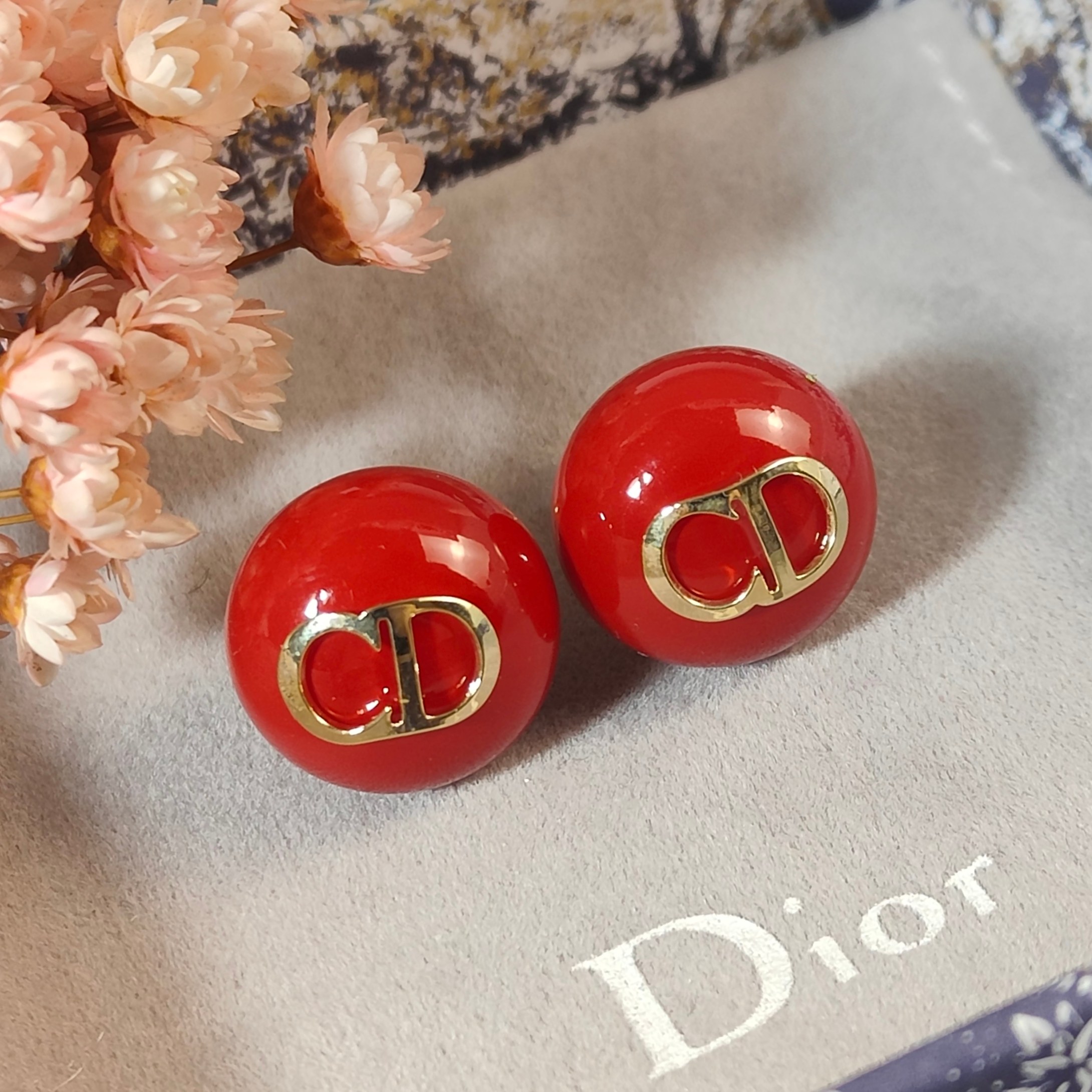 【ディオール】Dior ピアス｜CDロゴ＆レッドアゲート スタッズ デザイン セレブ愛用 おしゃれ ジュエリー プレゼント
