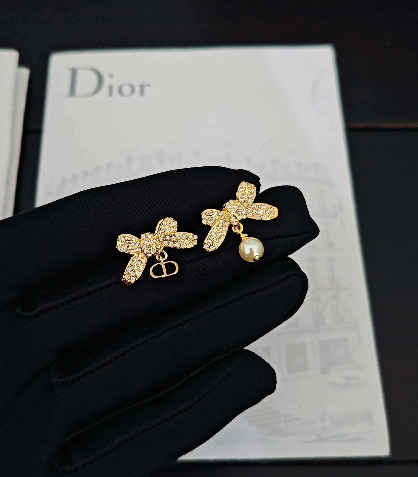 【DIOR】最新作✨ ゴールド＆クリスタル CDロゴ リボン ピアス｜甘くなりすぎない“スウィートラグジュアリー”