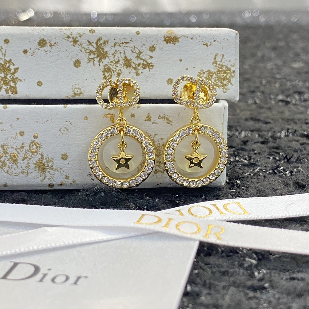 Dior ピアス 新作入荷 専門店同期モデル 高級品質 実物撮影 精巧な作り 重厚仕様 フェミニン