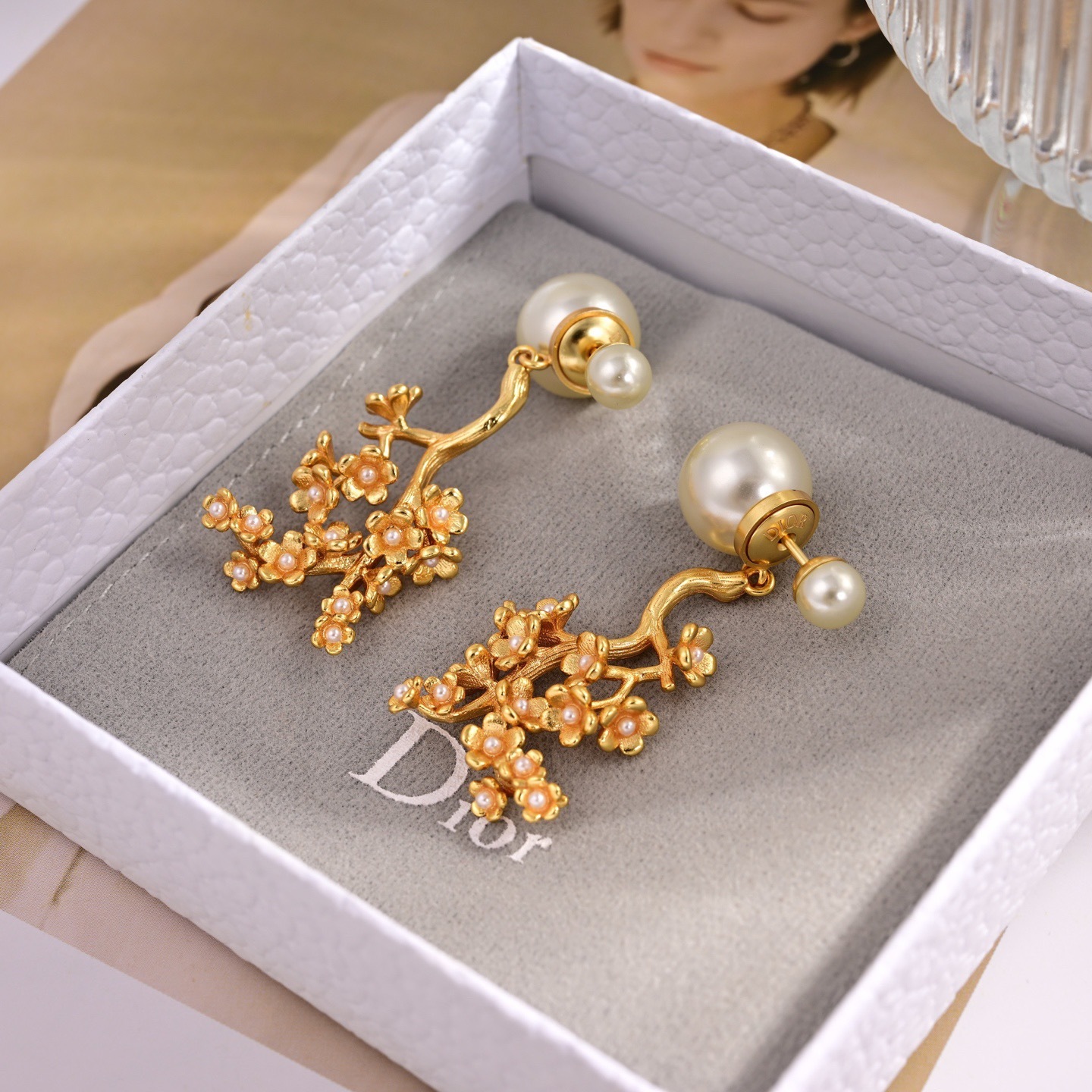 Dior ピアス 新作 メタリック ロゴ デザイン ストリート系 重厚感 海外セレブ愛用 夏コーデ 韓国ファッション おしゃれ